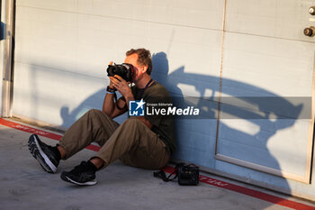 2024-02-28 - Photographer Jiri Krenek at work during the Formula 1 Gulf Air Bahrain Grand Prix 2024, 1st round of the 2024 FIA Formula One World Championship from February 29 to March 2, 2024 on the Bahrain International Circuit, in Sakhir, Bahrain - F1 - BAHRAIN GRAND PRIX 2024 - FORMULA 1 - MOTORS