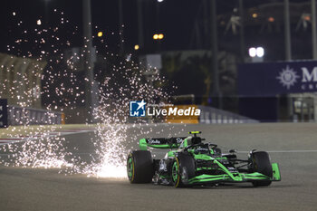 2024-02-29 - 24 ZHOU Guanyu (chi), Stake F1 Team Kick Sauber C44, action during the Formula 1 Gulf Air Bahrain Grand Prix 2024, 1st round of the 2024 FIA Formula One World Championship from February 29 to March 2, 2024 on the Bahrain International Circuit, in Sakhir, Bahrain - F1 - BAHRAIN GRAND PRIX 2024 - FORMULA 1 - MOTORS