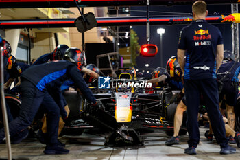 2024-02-29 - 01 VERSTAPPEN Max (nld), Red Bull Racing RB20, action mechanic, mecanicien, mechanics during the Formula 1 Gulf Air Bahrain Grand Prix 2024, 1st round of the 2024 FIA Formula One World Championship from February 29 to March 2, 2024 on the Bahrain International Circuit, in Sakhir, Bahrain - F1 - BAHRAIN GRAND PRIX 2024 - FORMULA 1 - MOTORS