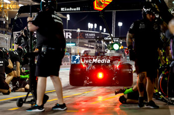 2024-02-29 - 44 HAMILTON Lewis (gbr), Mercedes AMG F1 Team W15, action mechanic, mecanicien, mechanics during the Formula 1 Gulf Air Bahrain Grand Prix 2024, 1st round of the 2024 FIA Formula One World Championship from February 29 to March 2, 2024 on the Bahrain International Circuit, in Sakhir, Bahrain - F1 - BAHRAIN GRAND PRIX 2024 - FORMULA 1 - MOTORS