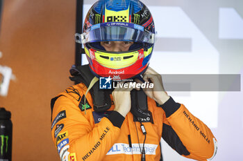 2024-03-01 - PIASTRI Oscar (aus), McLaren F1 Team MCL38, portrait during the Formula 1 Gulf Air Bahrain Grand Prix 2024, 1st round of the 2024 FIA Formula One World Championship from February 29 to March 2, 2024 on the Bahrain International Circuit, in Sakhir, Bahrain - F1 - BAHRAIN GRAND PRIX 2024 - FORMULA 1 - MOTORS