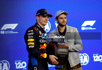 2024-03-01 - VERSTAPPEN Max (ned), Red Bull Racing RB20, portrait Zeed DJ during the Formula 1 Gulf Air Bahrain Grand Prix 2024, 1st round of the 2024 FIA Formula One World Championship from February 29 to March 2, 2024 on the Bahrain International Circuit, in Sakhir, Bahrain - F1 - BAHRAIN GRAND PRIX 2024 - FORMULA 1 - MOTORS