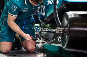 2024-03-01 - Aston Martin F1 Team AMR23, mechanical detail of a mechanic working on the floor during the Formula 1 Gulf Air Bahrain Grand Prix 2024, 1st round of the 2024 FIA Formula One World Championship from February 29 to March 2, 2024 on the Bahrain International Circuit, in Sakhir, Bahrain - F1 - BAHRAIN GRAND PRIX 2024 - FORMULA 1 - MOTORS
