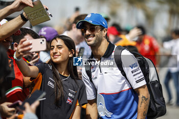 2024-03-02 - RICCIARDO Daniel (aus), Visa Cash App RB F1 Team VCARB 01, portrait spectators, fans during the Formula 1 Gulf Air Bahrain Grand Prix 2024, 1st round of the 2024 FIA Formula One World Championship from February 29 to March 2, 2024 on the Bahrain International Circuit, in Sakhir, Bahrain - F1 - BAHRAIN GRAND PRIX 2024 - FORMULA 1 - MOTORS
