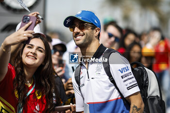 2024-03-02 - RICCIARDO Daniel (aus), Visa Cash App RB F1 Team VCARB 01, portrait spectators, fans during the Formula 1 Gulf Air Bahrain Grand Prix 2024, 1st round of the 2024 FIA Formula One World Championship from February 29 to March 2, 2024 on the Bahrain International Circuit, in Sakhir, Bahrain - F1 - BAHRAIN GRAND PRIX 2024 - FORMULA 1 - MOTORS