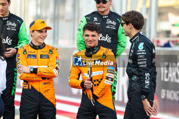 2024-03-02 - PIASTRI Oscar (aus), McLaren F1 Team MCL38, NORRIS Lando (gbr), McLaren F1 Team MCL38, RUSSELL George (gbr), Mercedes AMG F1 Team W15, portrait, during the Formula 1 Gulf Air Bahrain Grand Prix 2024, 1st round of the 2024 FIA Formula One World Championship from February 29 to March 2, 2024 on the Bahrain International Circuit, in Sakhir, Bahrain - F1 - BAHRAIN GRAND PRIX 2024 - FORMULA 1 - MOTORS