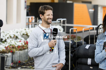 2024-03-02 - GROSJEAN Romain (fra), former F1 driver and TV presenter Canal+, portrait during the Formula 1 Gulf Air Bahrain Grand Prix 2024, 1st round of the 2024 FIA Formula One World Championship from February 29 to March 2, 2024 on the Bahrain International Circuit, in Sakhir, Bahrain - F1 - BAHRAIN GRAND PRIX 2024 - FORMULA 1 - MOTORS