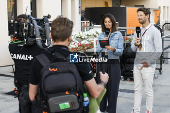 2024-03-02 - LAFFITE Margot (fra), TV presenter of Canal+, portrait GROSJEAN Romain (fra), former F1 driver and TV presenter Canal+, portrait during the Formula 1 Gulf Air Bahrain Grand Prix 2024, 1st round of the 2024 FIA Formula One World Championship from February 29 to March 2, 2024 on the Bahrain International Circuit, in Sakhir, Bahrain - F1 - BAHRAIN GRAND PRIX 2024 - FORMULA 1 - MOTORS
