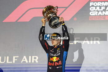 2024-03-02 - VERSTAPPEN Max (ned), Red Bull Racing RB20, portrait podium trophy during the Formula 1 Gulf Air Bahrain Grand Prix 2024, 1st round of the 2024 FIA Formula One World Championship from February 29 to March 2, 2024 on the Bahrain International Circuit, in Sakhir, Bahrain - F1 - BAHRAIN GRAND PRIX 2024 - FORMULA 1 - MOTORS