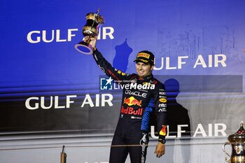2024-03-02 - PEREZ Sergio (mex), Red Bull Racing RB20, portrait podium trophy during the Formula 1 Gulf Air Bahrain Grand Prix 2024, 1st round of the 2024 FIA Formula One World Championship from February 29 to March 2, 2024 on the Bahrain International Circuit, in Sakhir, Bahrain - F1 - BAHRAIN GRAND PRIX 2024 - FORMULA 1 - MOTORS