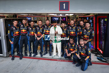 2024-03-02 - NEYMAR da Silva Santos Júnior, football player, portrait with the Red Bull Racing team during the Formula 1 Gulf Air Bahrain Grand Prix 2024, 1st round of the 2024 FIA Formula One World Championship from February 29 to March 2, 2024 on the Bahrain International Circuit, in Sakhir, Bahrain - F1 - BAHRAIN GRAND PRIX 2024 - FORMULA 1 - MOTORS