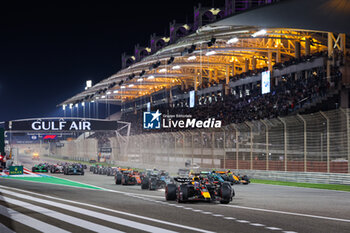 2024-03-02 - start of the race, depart, 01 VERSTAPPEN Max (nld), Red Bull Racing RB20, action during the Formula 1 Gulf Air Bahrain Grand Prix 2024, 1st round of the 2024 FIA Formula One World Championship from February 29 to March 2, 2024 on the Bahrain International Circuit, in Sakhir, Bahrain - F1 - BAHRAIN GRAND PRIX 2024 - FORMULA 1 - MOTORS