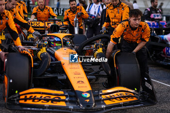 2024-03-02 - 81 PIASTRI Oscar (aus), McLaren F1 Team MCL38, during the Formula 1 Gulf Air Bahrain Grand Prix 2024, 1st round of the 2024 FIA Formula One World Championship from February 29 to March 2, 2024 on the Bahrain International Circuit, in Sakhir, Bahrain - F1 - BAHRAIN GRAND PRIX 2024 - FORMULA 1 - MOTORS
