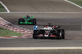 2024-03-02 - 20 MAGNUSSEN Kevin (den), Haas F1 Team VF-24 Ferrari, action during the Formula 1 Gulf Air Bahrain Grand Prix 2024, 1st round of the 2024 FIA Formula One World Championship from February 29 to March 2, 2024 on the Bahrain International Circuit, in Sakhir, Bahrain - F1 - BAHRAIN GRAND PRIX 2024 - FORMULA 1 - MOTORS