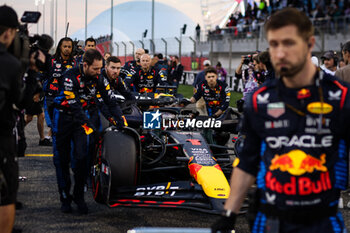 2024-03-02 - 01 VERSTAPPEN Max (nld), Red Bull Racing RB20, starting grid during the Formula 1 Gulf Air Bahrain Grand Prix 2024, 1st round of the 2024 FIA Formula One World Championship from February 29 to March 2, 2024 on the Bahrain International Circuit, in Sakhir, Bahrain - F1 - BAHRAIN GRAND PRIX 2024 - FORMULA 1 - MOTORS