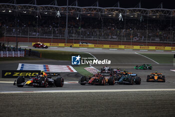 2024-03-02 - 11 PEREZ Sergio (mex), Red Bull Racing RB20, action 55 SAINZ Carlos (spa), Scuderia Ferrari SF-24, action start of the race, depart, during the Formula 1 Gulf Air Bahrain Grand Prix 2024, 1st round of the 2024 FIA Formula One World Championship from February 29 to March 2, 2024 on the Bahrain International Circuit, in Sakhir, Bahrain - F1 - BAHRAIN GRAND PRIX 2024 - FORMULA 1 - MOTORS