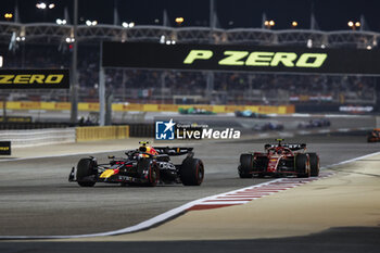 2024-03-02 - 11 PEREZ Sergio (mex), Red Bull Racing RB20, action 55 SAINZ Carlos (spa), Scuderia Ferrari SF-24, action during the Formula 1 Gulf Air Bahrain Grand Prix 2024, 1st round of the 2024 FIA Formula One World Championship from February 29 to March 2, 2024 on the Bahrain International Circuit, in Sakhir, Bahrain - F1 - BAHRAIN GRAND PRIX 2024 - FORMULA 1 - MOTORS
