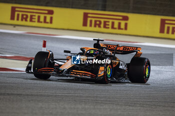 2024-03-02 - 81 PIASTRI Oscar (aus), McLaren F1 Team MCL38, action during the Formula 1 Gulf Air Bahrain Grand Prix 2024, 1st round of the 2024 FIA Formula One World Championship from February 29 to March 2, 2024 on the Bahrain International Circuit, in Sakhir, Bahrain - F1 - BAHRAIN GRAND PRIX 2024 - FORMULA 1 - MOTORS