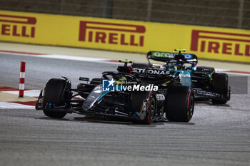 2024-03-02 - 44 HAMILTON Lewis (gbr), Mercedes AMG F1 Team W15, action 14 ALONSO Fernando (spa), Aston Martin F1 Team AMR24, action during the Formula 1 Gulf Air Bahrain Grand Prix 2024, 1st round of the 2024 FIA Formula One World Championship from February 29 to March 2, 2024 on the Bahrain International Circuit, in Sakhir, Bahrain - F1 - BAHRAIN GRAND PRIX 2024 - FORMULA 1 - MOTORS