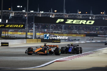 2024-03-02 - 81 PIASTRI Oscar (aus), McLaren F1 Team MCL38, action 02 SARGEANT Logan (usa), Williams Racing FW46, action during the Formula 1 Gulf Air Bahrain Grand Prix 2024, 1st round of the 2024 FIA Formula One World Championship from February 29 to March 2, 2024 on the Bahrain International Circuit, in Sakhir, Bahrain - F1 - BAHRAIN GRAND PRIX 2024 - FORMULA 1 - MOTORS