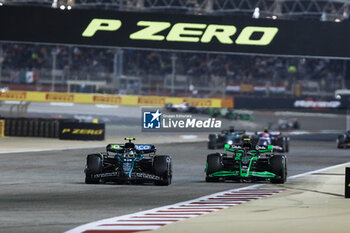 2024-03-02 - 14 ALONSO Fernando (spa), Aston Martin F1 Team AMR24, action 24 ZHOU Guanyu (chi), Stake F1 Team Kick Sauber C44, action during the Formula 1 Gulf Air Bahrain Grand Prix 2024, 1st round of the 2024 FIA Formula One World Championship from February 29 to March 2, 2024 on the Bahrain International Circuit, in Sakhir, Bahrain - F1 - BAHRAIN GRAND PRIX 2024 - FORMULA 1 - MOTORS