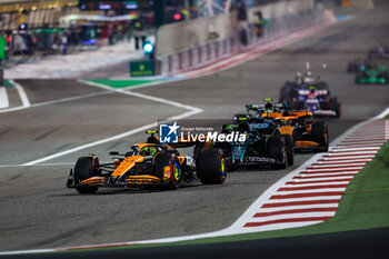 2024-03-02 - 04 NORRIS Lando (gbr), McLaren F1 Team MCL38, 14 ALONSO Fernando (spa), Aston Martin F1 Team AMR24, action during the Formula 1 Gulf Air Bahrain Grand Prix 2024, 1st round of the 2024 FIA Formula One World Championship from February 29 to March 2, 2024 on the Bahrain International Circuit, in Sakhir, Bahrain - F1 - BAHRAIN GRAND PRIX 2024 - FORMULA 1 - MOTORS