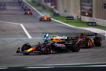 2024-03-02 - 11 PEREZ Sergio (mex), Red Bull Racing RB20, 55 SAINZ Carlos (spa), Scuderia Ferrari SF-24, action during the Formula 1 Gulf Air Bahrain Grand Prix 2024, 1st round of the 2024 FIA Formula One World Championship from February 29 to March 2, 2024 on the Bahrain International Circuit, in Sakhir, Bahrain - F1 - BAHRAIN GRAND PRIX 2024 - FORMULA 1 - MOTORS