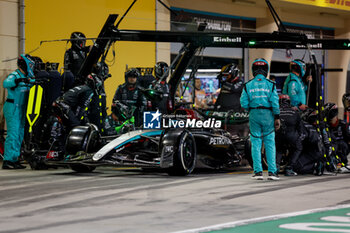 2024-03-02 - 63 RUSSELL George (gbr), Mercedes AMG F1 Team W15, action pitlane, mechanic, mecanicien, mechanics during the Formula 1 Gulf Air Bahrain Grand Prix 2024, 1st round of the 2024 FIA Formula One World Championship from February 29 to March 2, 2024 on the Bahrain International Circuit, in Sakhir, Bahrain - F1 - BAHRAIN GRAND PRIX 2024 - FORMULA 1 - MOTORS