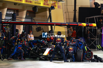 2024-03-02 - 01 VERSTAPPEN Max (nld), Red Bull Racing RB20, action mechanic, mecanicien, mechanics pitlane, during the Formula 1 Gulf Air Bahrain Grand Prix 2024, 1st round of the 2024 FIA Formula One World Championship from February 29 to March 2, 2024 on the Bahrain International Circuit, in Sakhir, Bahrain - F1 - BAHRAIN GRAND PRIX 2024 - FORMULA 1 - MOTORS