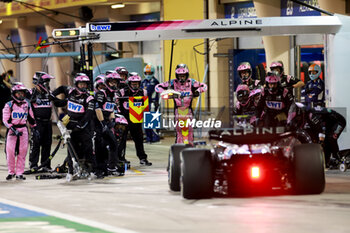 2024-03-02 - 10 GASLY Pierre (fra), Alpine F1 Team A524, action pitlane, mechanic, mecanicien, mechanics during the Formula 1 Gulf Air Bahrain Grand Prix 2024, 1st round of the 2024 FIA Formula One World Championship from February 29 to March 2, 2024 on the Bahrain International Circuit, in Sakhir, Bahrain - F1 - BAHRAIN GRAND PRIX 2024 - FORMULA 1 - MOTORS