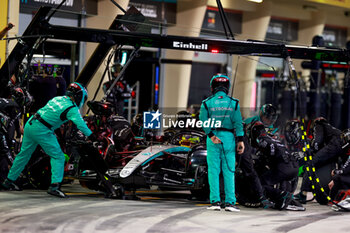 2024-03-02 - 44 HAMILTON Lewis (gbr), Mercedes AMG F1 Team W15, action Mercedes AMG F1 Team mechanic, mecanicien, mechanics during the Formula 1 Gulf Air Bahrain Grand Prix 2024, 1st round of the 2024 FIA Formula One World Championship from February 29 to March 2, 2024 on the Bahrain International Circuit, in Sakhir, Bahrain - F1 - BAHRAIN GRAND PRIX 2024 - FORMULA 1 - MOTORS