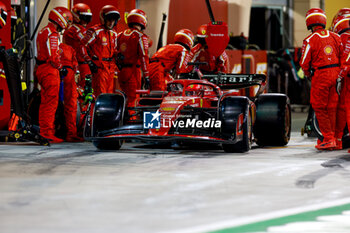 2024-03-02 - 16 LECLERC Charles (mco), Scuderia Ferrari SF-24, action pitlane, mechanic, mecanicien, mechanics during the Formula 1 Gulf Air Bahrain Grand Prix 2024, 1st round of the 2024 FIA Formula One World Championship from February 29 to March 2, 2024 on the Bahrain International Circuit, in Sakhir, Bahrain - F1 - BAHRAIN GRAND PRIX 2024 - FORMULA 1 - MOTORS