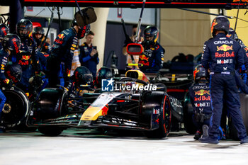 2024-03-02 - 11 PEREZ Sergio (mex), Red Bull Racing RB20, action pitlane, mechanic, mecanicien, mechanics during the Formula 1 Gulf Air Bahrain Grand Prix 2024, 1st round of the 2024 FIA Formula One World Championship from February 29 to March 2, 2024 on the Bahrain International Circuit, in Sakhir, Bahrain - F1 - BAHRAIN GRAND PRIX 2024 - FORMULA 1 - MOTORS