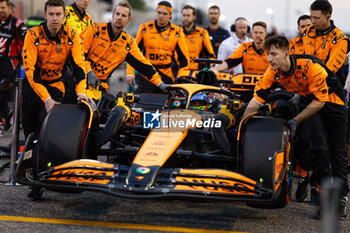 2024-03-02 - PIASTRI Oscar (aus), McLaren F1 Team MCL38, portrait mechanic, mecanicien, mechanics during the Formula 1 Gulf Air Bahrain Grand Prix 2024, 1st round of the 2024 FIA Formula One World Championship from February 29 to March 2, 2024 on the Bahrain International Circuit, in Sakhir, Bahrain - F1 - BAHRAIN GRAND PRIX 2024 - FORMULA 1 - MOTORS