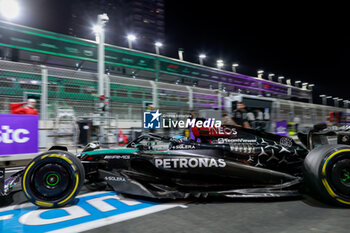 2024-03-07 - 44 HAMILTON Lewis (gbr), Mercedes AMG F1 Team W15, action stand, pit lane, during the Formula 1 STC Saudi Arabian Grand Prix 2024, 2nd round of the 2024 Formula One World Championship from March 7 to 9, 2024 on the Jeddah Corniche Circuit, in Jeddah, Saudi Arabia - DPPI - F1 - SAUDI ARABIAN GRAND PRIX 2024 - FORMULA 1 - MOTORS