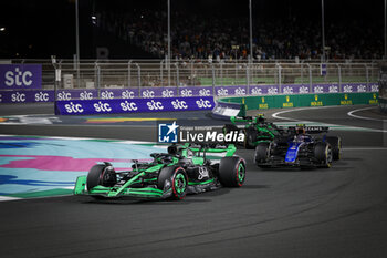 2024-03-09 - 77 BOTTAS Valtteri (fin), Stake F1 Team Kick Sauber C44 and 02 SARGEANT Logan (usa), Williams Racing FW46, action during the Formula 1 STC Saudi Arabian Grand Prix 2024, 2nd round of the 2024 Formula One World Championship from March 7 to 9, 2024 on the Jeddah Corniche Circuit, in Jeddah, Saudi Arabia - F1 - SAUDI ARABIAN GRAND PRIX 2024 - FORMULA 1 - MOTORS
