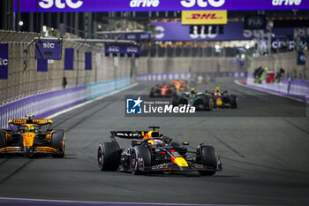2024-03-09 - 01 VERSTAPPEN Max (nld), Red Bull Racing RB20 and 04 NORRIS Lando (gbr), McLaren F1 Team MCL38, action during the Formula 1 STC Saudi Arabian Grand Prix 2024, 2nd round of the 2024 Formula One World Championship from March 7 to 9, 2024 on the Jeddah Corniche Circuit, in Jeddah, Saudi Arabia - F1 - SAUDI ARABIAN GRAND PRIX 2024 - FORMULA 1 - MOTORS
