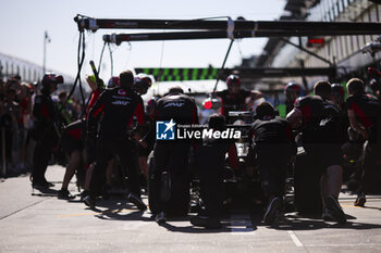 2024-03-21 - Haas F1 Team Pit stop during the Formula 1 Rolex Australian Grand Prix 2024, 3rd round of the 2024 Formula One World Championship from March 22 to 24, 2024 on the Albert Park Circuit, in Melbourne, Australia - F1 - AUSTRALIAN GRAND PRIX 2024 - FORMULA 1 - MOTORS