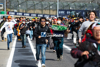 2024-04-04 - Fans in the pitlane during the Formula 1 MSC Cruises Japanese Grand Prix 2024, 4th round of the 2024 Formula One World Championship from April 5 to 7, 2024 on the Suzuka International Racing Course, in Suzuka, Japan - F1 - JAPANESE GRAND PRIX 2024 - FORMULA 1 - MOTORS