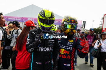 2024-04-07 - HAMILTON Lewis (gbr), Mercedes AMG F1 Team W15, VERSTAPPEN Max (ned), Red Bull Racing RB20, during the Formula 1 MSC Cruises Japanese Grand Prix 2024, 4th round of the 2024 Formula One World Championship from April 5 to 7, 2024 on the Suzuka International Racing Course, in Suzuka, Japan - F1 - JAPANESE GRAND PRIX 2024 - FORMULA 1 - MOTORS