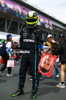 2024-04-07 - HAMILTON Lewis (gbr), Mercedes AMG F1 Team W15, portrait fans during the Formula 1 MSC Cruises Japanese Grand Prix 2024, 4th round of the 2024 Formula One World Championship from April 5 to 7, 2024 on the Suzuka International Racing Course, in Suzuka, Japan - F1 - JAPANESE GRAND PRIX 2024 - FORMULA 1 - MOTORS