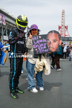 2024-04-07 - HAMILTON Lewis (gbr), Mercedes AMG F1 Team W15, portrait fans during the Formula 1 MSC Cruises Japanese Grand Prix 2024, 4th round of the 2024 Formula One World Championship from April 5 to 7, 2024 on the Suzuka International Racing Course, in Suzuka, Japan - F1 - JAPANESE GRAND PRIX 2024 - FORMULA 1 - MOTORS