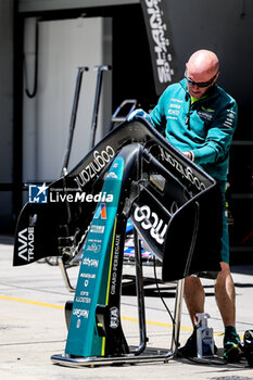 2024-04-18 - mechanic, mecanicien, mechanics during the Formula 1 Lenovo Chinese Grand Prix 2024, 5th round of the 2024 Formula One World Championship from April 19 to 21, 2024 on the Shanghai International Circuit, in Shanghai, China - F1 - CHINESE GRAND PRIX 2024 - FORMULA 1 - MOTORS