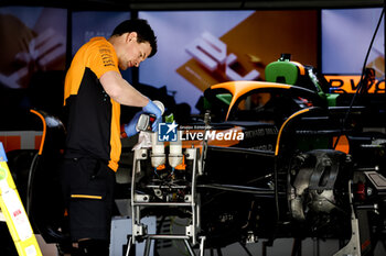 2024-04-18 - mechanic, mecanicien, mechanics during the Formula 1 Lenovo Chinese Grand Prix 2024, 5th round of the 2024 Formula One World Championship from April 19 to 21, 2024 on the Shanghai International Circuit, in Shanghai, China - F1 - CHINESE GRAND PRIX 2024 - FORMULA 1 - MOTORS