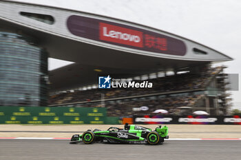2024-04-19 - 77 BOTTAS Valtteri (fin), Stake F1 Team Kick Sauber C44, action during the Formula 1 Lenovo Chinese Grand Prix 2024, 5th round of the 2024 Formula One World Championship from April 19 to 21, 2024 on the Shanghai International Circuit, in Shanghai, China - F1 - CHINESE GRAND PRIX 2024 - FORMULA 1 - MOTORS
