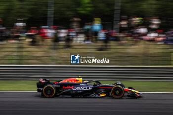 2024-04-19 - 11 PEREZ Sergio (mex), Red Bull Racing RB20, action during the Formula 1 Lenovo Chinese Grand Prix 2024, 5th round of the 2024 Formula One World Championship from April 19 to 21, 2024 on the Shanghai International Circuit, in Shanghai, China - F1 - CHINESE GRAND PRIX 2024 - FORMULA 1 - MOTORS