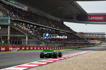 2024-04-19 - 24 ZHOU Guanyu (chi), Stake F1 Team Kick Sauber C44, action during the Formula 1 Lenovo Chinese Grand Prix 2024, 5th round of the 2024 Formula One World Championship from April 19 to 21, 2024 on the Shanghai International Circuit, in Shanghai, China - F1 - CHINESE GRAND PRIX 2024 - FORMULA 1 - MOTORS