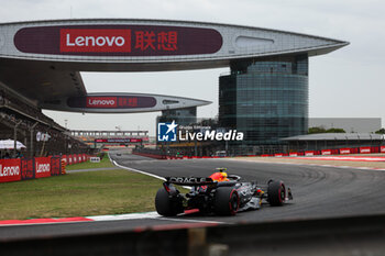 2024-04-19 - 11 PEREZ Sergio (mex), Red Bull Racing RB20, action during the Formula 1 Lenovo Chinese Grand Prix 2024, 5th round of the 2024 Formula One World Championship from April 19 to 21, 2024 on the Shanghai International Circuit, in Shanghai, China - F1 - CHINESE GRAND PRIX 2024 - FORMULA 1 - MOTORS