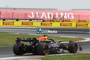 2024-04-20 - 01 VERSTAPPEN Max (nld), Red Bull Racing RB20, action during the Formula 1 Lenovo Chinese Grand Prix 2024, 5th round of the 2024 Formula One World Championship from April 19 to 21, 2024 on the Shanghai International Circuit, in Shanghai, China - F1 - CHINESE GRAND PRIX 2024 - FORMULA 1 - MOTORS