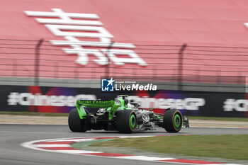 2024-04-20 - 24 ZHOU Guanyu (chi), Stake F1 Team Kick Sauber C44, action during the Formula 1 Lenovo Chinese Grand Prix 2024, 5th round of the 2024 Formula One World Championship from April 19 to 21, 2024 on the Shanghai International Circuit, in Shanghai, China - F1 - CHINESE GRAND PRIX 2024 - FORMULA 1 - MOTORS